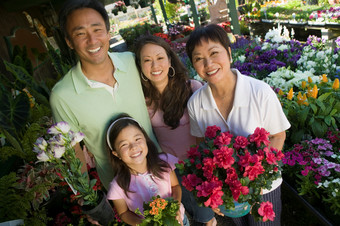 暗色调买花的一家人摄影图