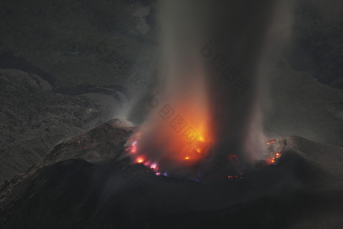 深色调小火山摄影图