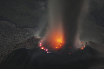 深色调小<strong>火山</strong>摄影图