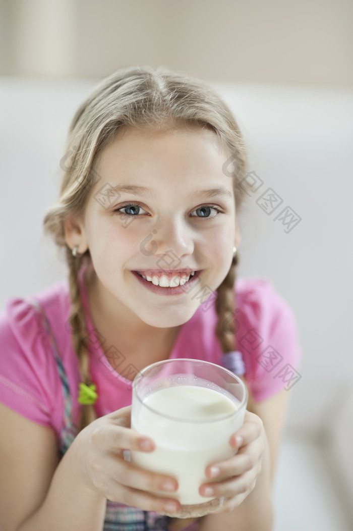 暗色调喝牛奶的女童摄影图