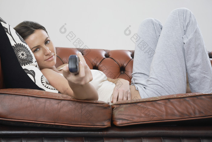 躺沙发上看电视的女人