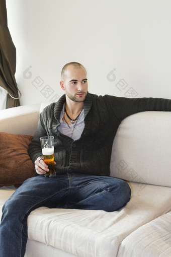 坐沙发喝啤酒的男人