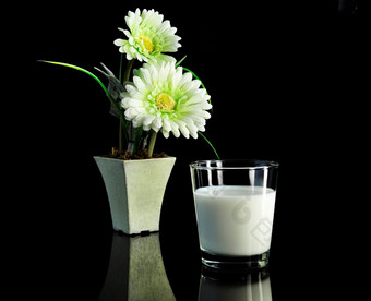暗色调饮品牛奶摄影图