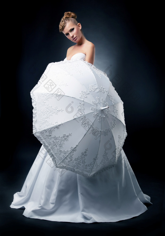 拿着雨伞的新娘摄影图