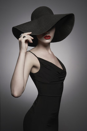 女性帽檐遮脸性感身材