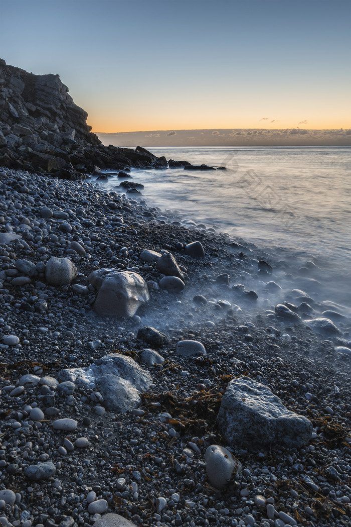 大海边的卵石石头摄影图