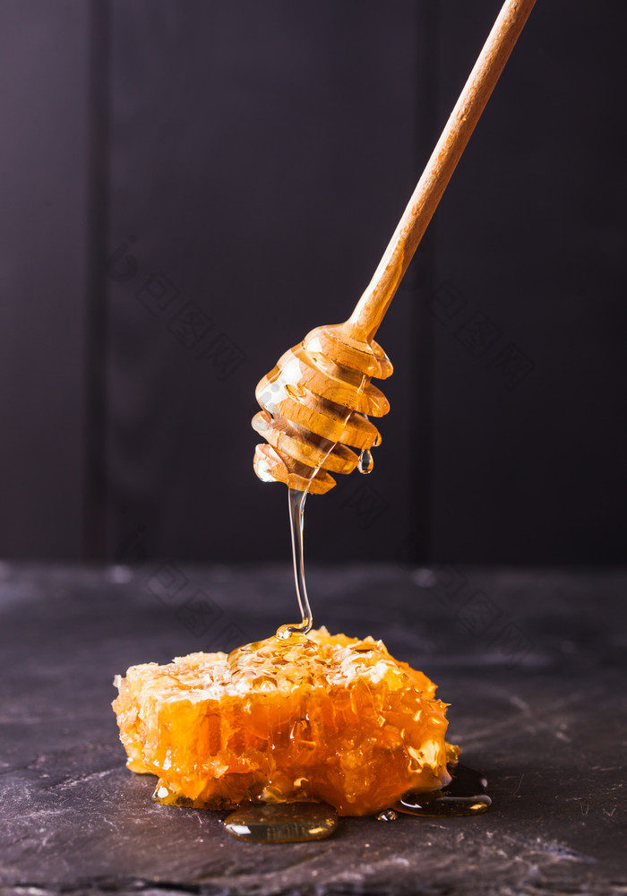 蜂蜜蜂巢和搅拌棒
