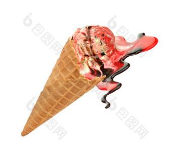 草莓冰淇淋甜筒摄影图