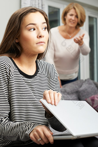 简约争论的<strong>母女摄影图</strong>