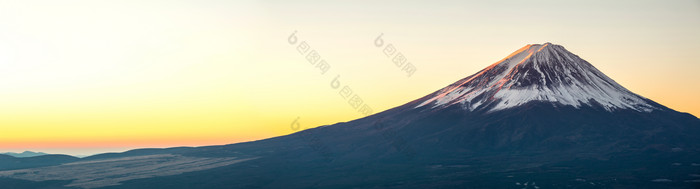 暗色调黄昏富士山摄影图