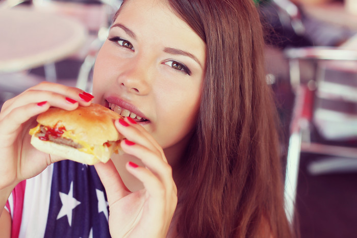 吃汉堡的女人摄影图