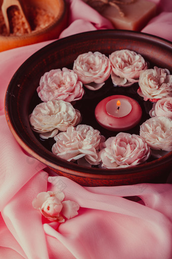 香薰花朵和蜡烛摄影图