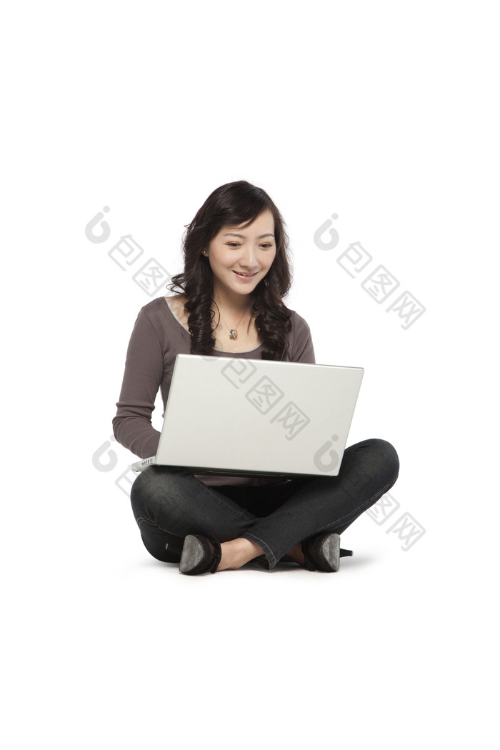 坐着玩电脑的女人