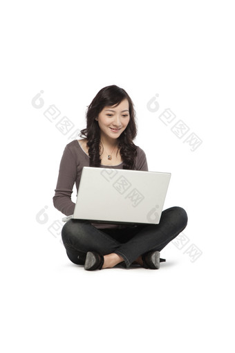坐着<strong>玩电脑</strong>的女人