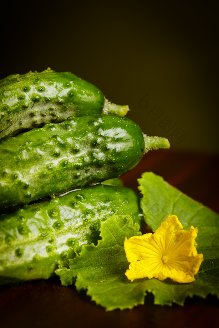 黄瓜上的小黄花摄影图