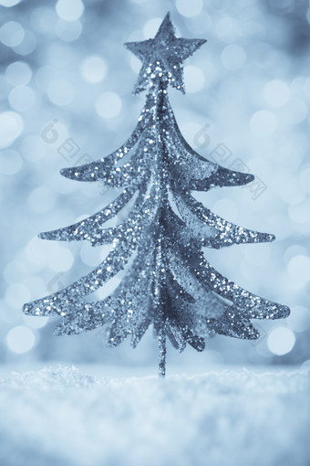 光斑背景前的圣诞树装饰