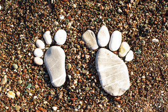 沙滩上的脚丫石头