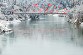 冬季<strong>河水</strong>上的红桥