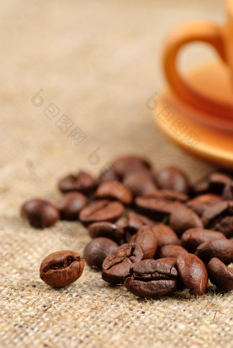 麻布上的咖啡豆摄影图