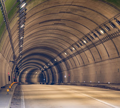 暗色调长隧道摄影图