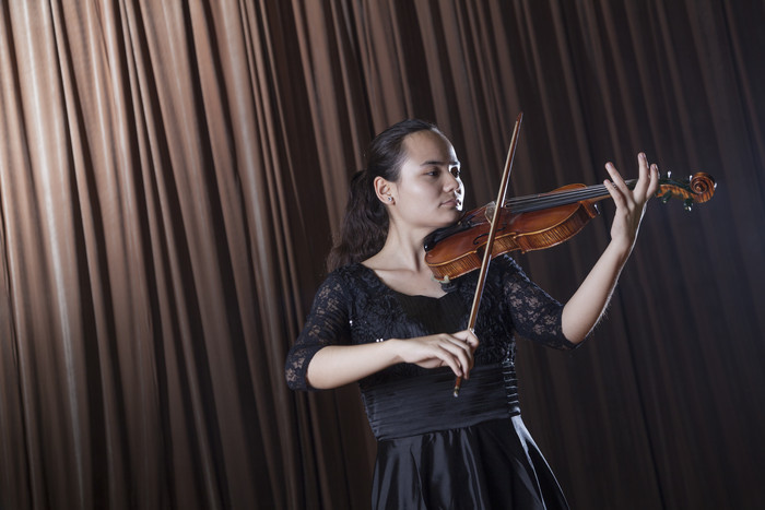 女人演奏小提琴摄影图