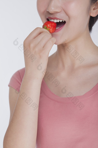 吃草莓的女孩摄影图