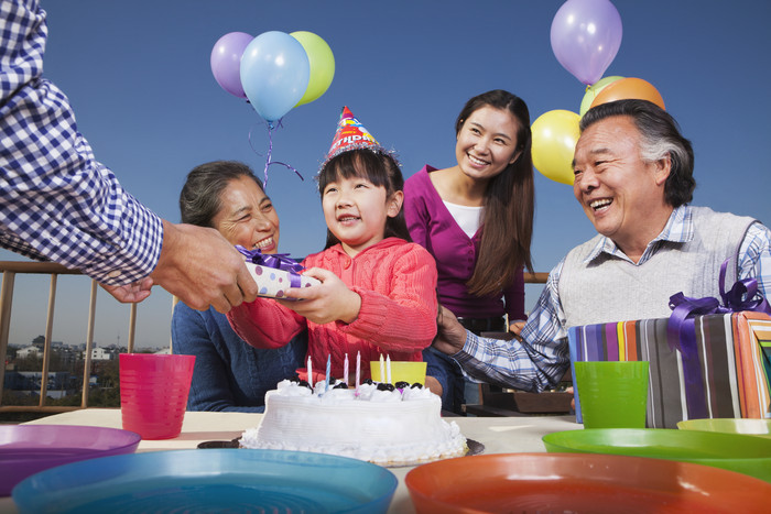 生日会送礼物摄影图