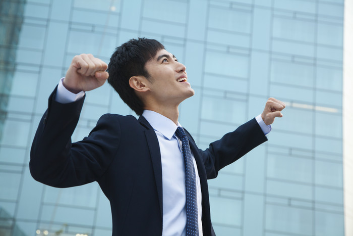 年轻的男人工作西装革履户外城市微笑摄影照