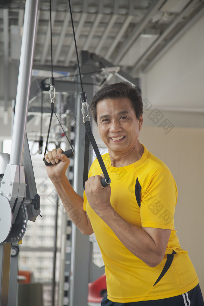 老年人年长的男人健身锻炼运动健康体能训练