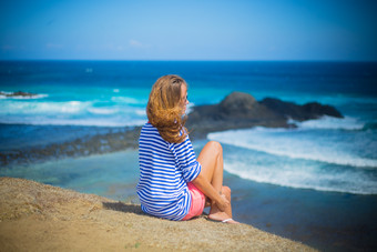 美女假期旅游风景海边沙滩背影摄影<strong>素材图</strong>