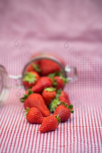 粉色调倒出的草莓<strong>摄影图</strong>
