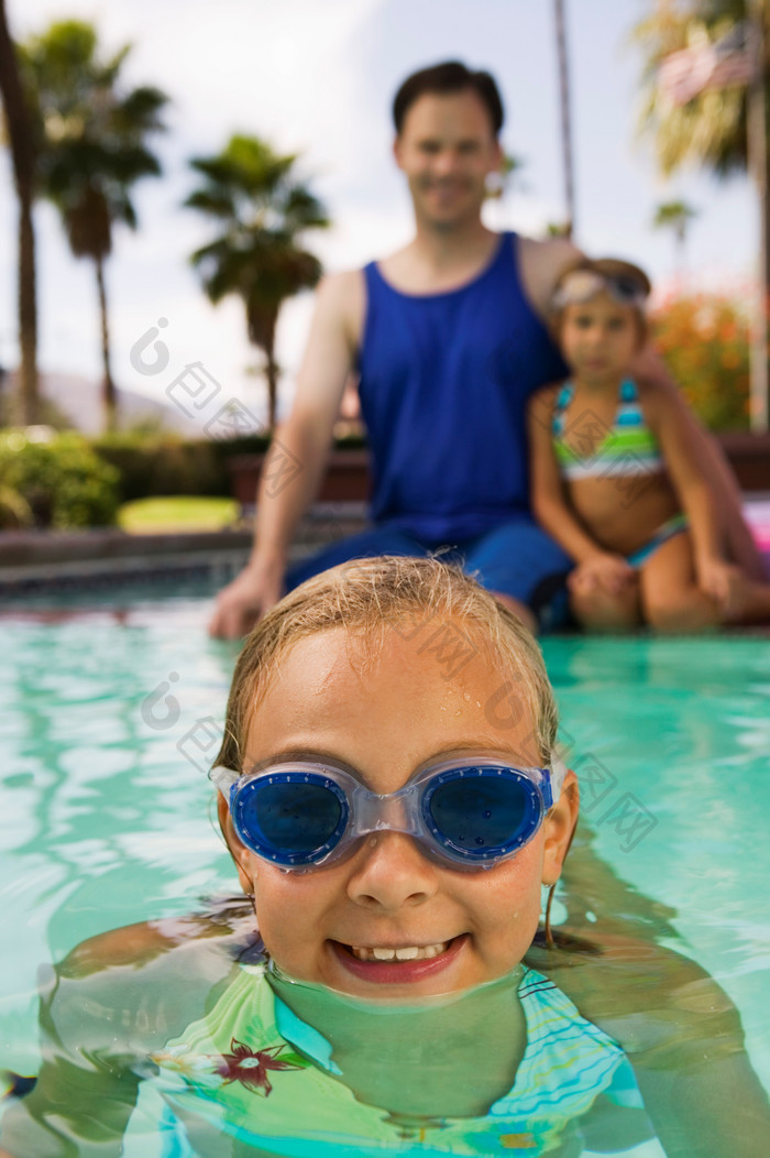 深色调在泳池中的小孩子摄影图