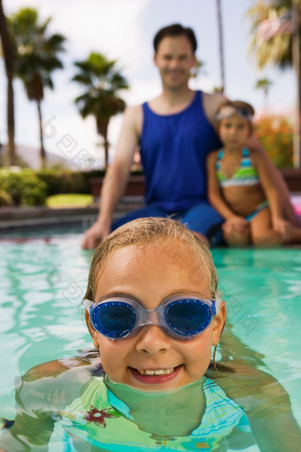 <strong>深色调</strong>在泳池中的小孩子摄影图