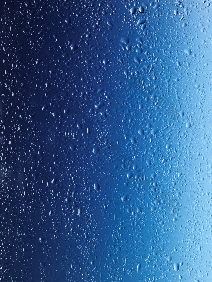 蓝色玻璃上的雨水