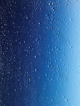 蓝色<strong>玻璃上</strong>的雨水