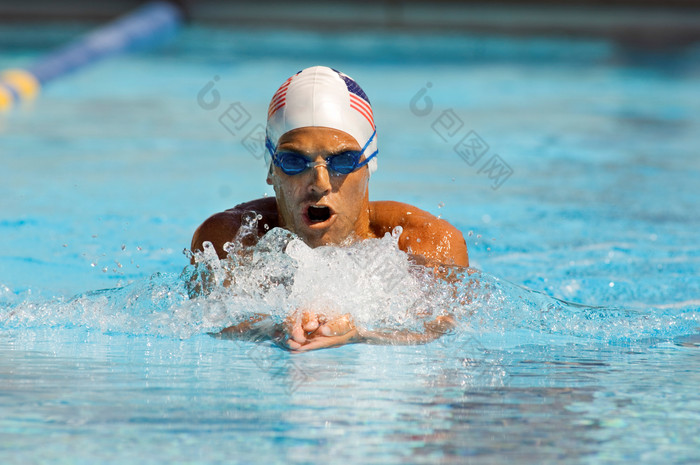 游泳比赛的男子运动员