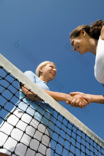 蓝色调打网球<strong>握手</strong>的女孩<strong>摄影</strong>图