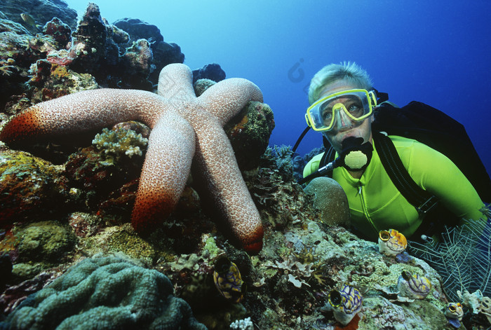 大海海底潜水员摄影图