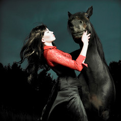暗色牵马的女人摄影图
