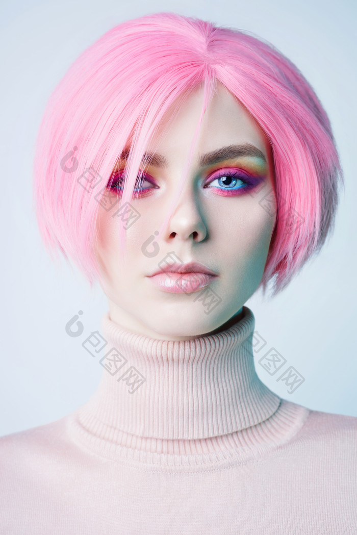 粉头发女人面孔摄影图