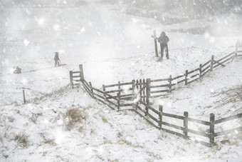 冬天雪天木栏栏杆