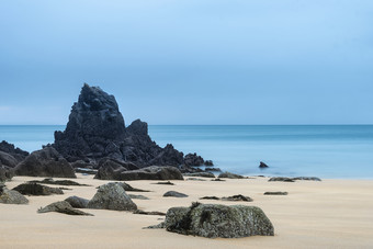 沙滩上屹立的岩石