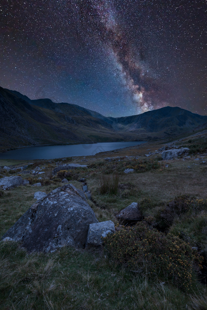 夜间的山水夜空摄影图