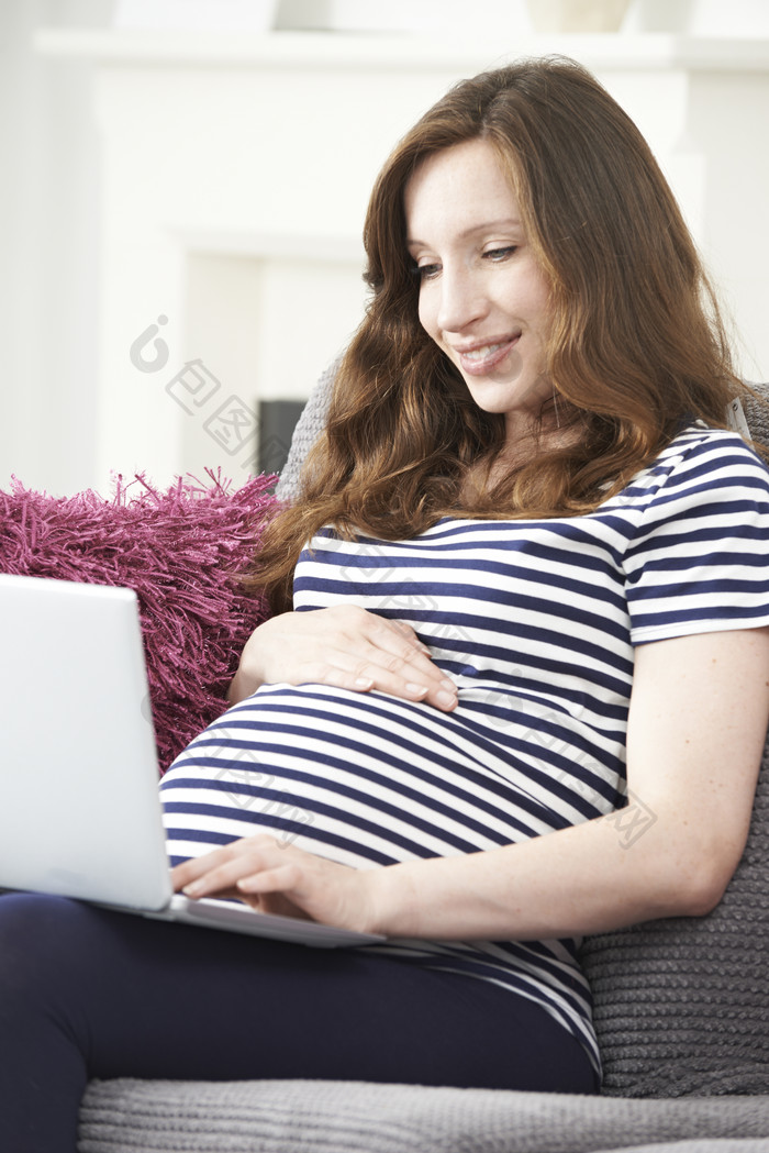 坐沙发上怀孕的女人