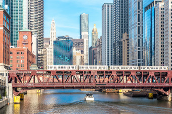 铁桥和高楼大厦摄影图