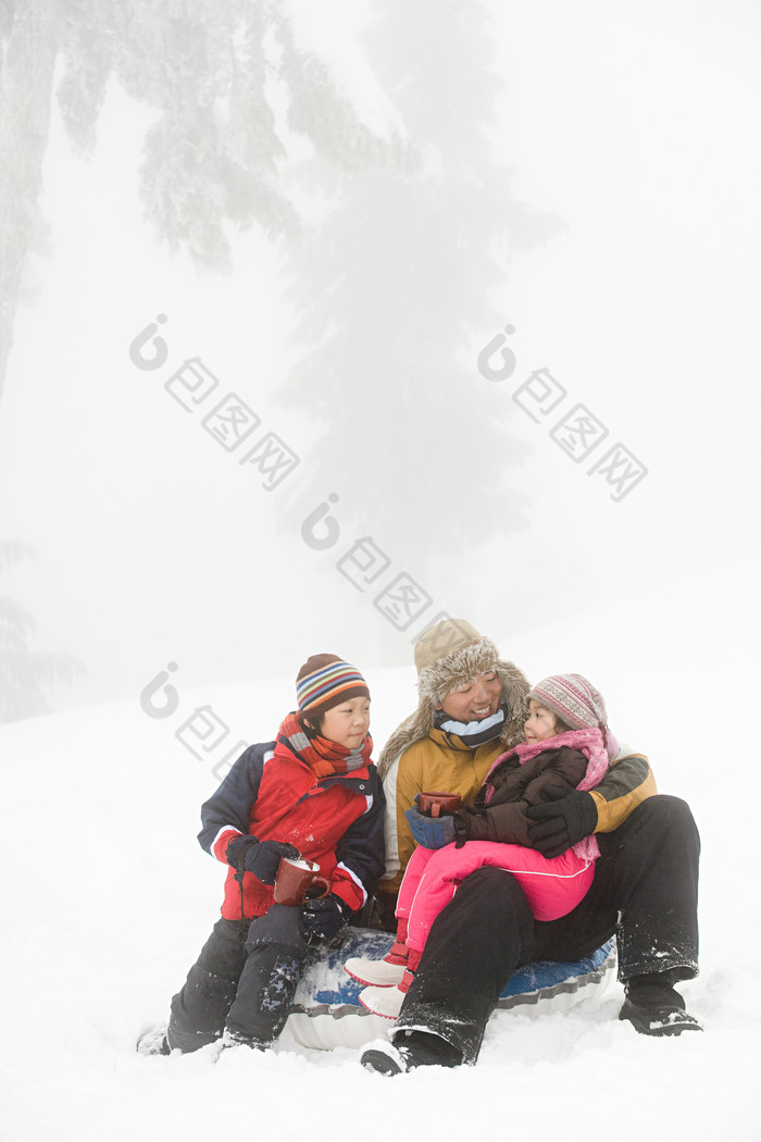 灰色调雪地中玩耍摄影图