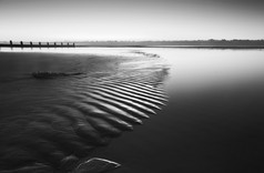 黑白风格沙滩摄影图