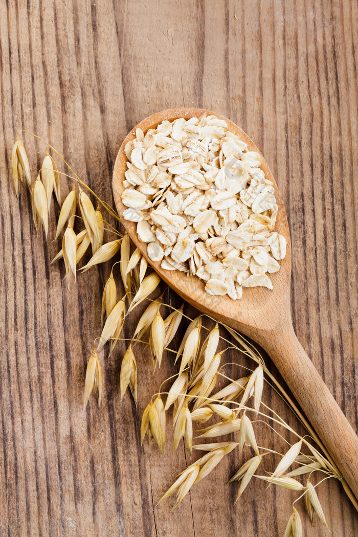 勺子里的燕麦片食物图片-包图网