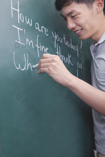 黑板上写英文的英语老师