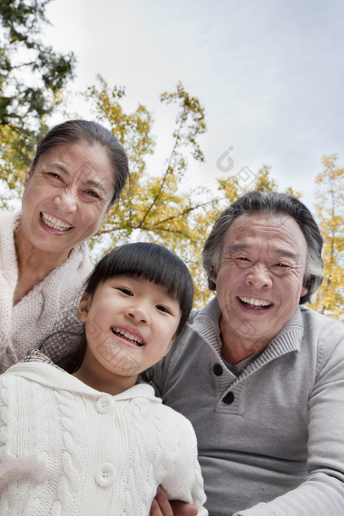 微笑的祖孙三人摄影图